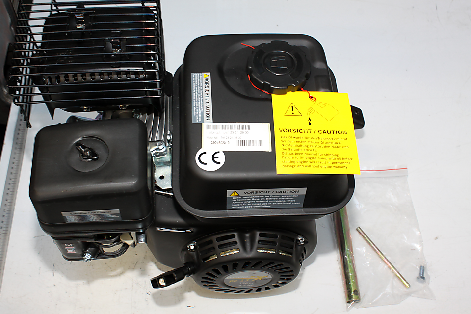 Scheppach-Gasmotor mit Warnaufkleber und Zubehör für Außenbereichsgeräte
