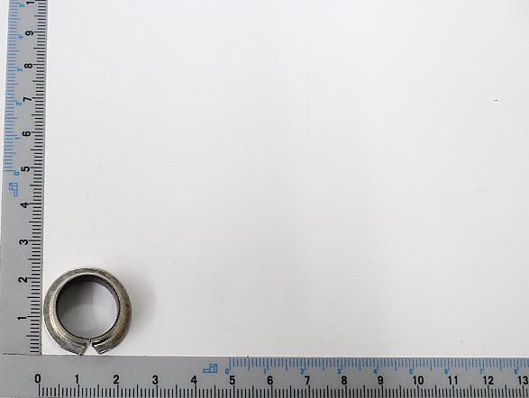 Bundbuchse Permaglide® PAF 15090 P10 mit einem Maßstab im Hintergrund. Die Bundbuchse ist von oben zu sehen.