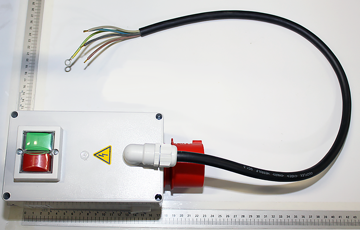 SSKBR 380-420V/50Hz Schaltsteckerkombination von Scheppach. Gezeigt von vorne mit Messschieber zur Größenveranschaulichung.