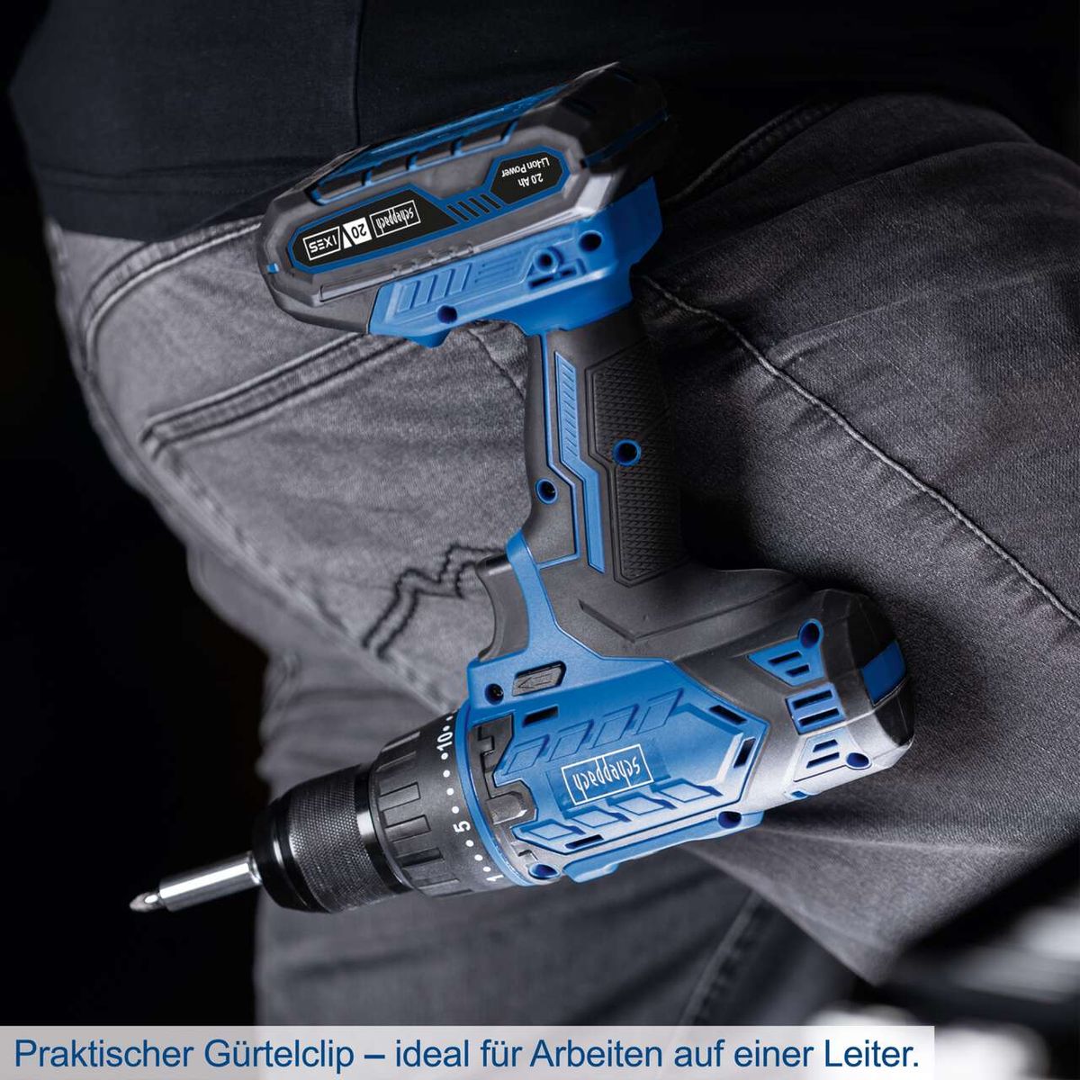 Praktischer Gürtelclip – ideal für Arbeiten auf einer Leiter. Der Werkzeugkoffer C-DTB74/1-X von Scheppach bietet einen Spannbereich von 1,5-13mm und ein Drehmoment von 50Nm ohne Schlagfunktion.