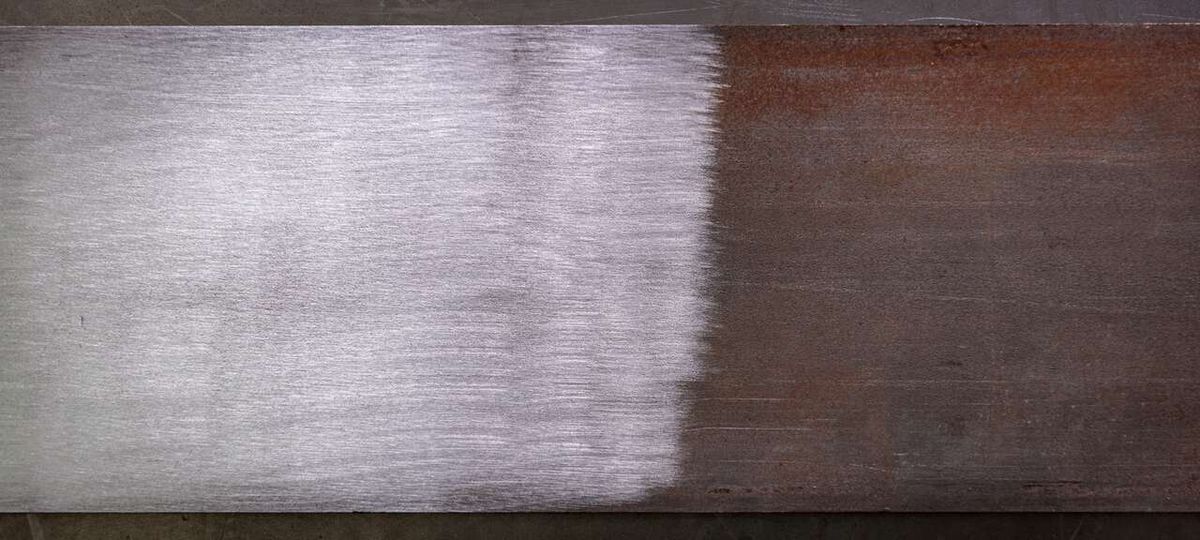 Siliziumkarbidbürste von Scheppach, passend für MRS1300 Satiniermaschine. Die Bürste wird von der Seite gezeigt.