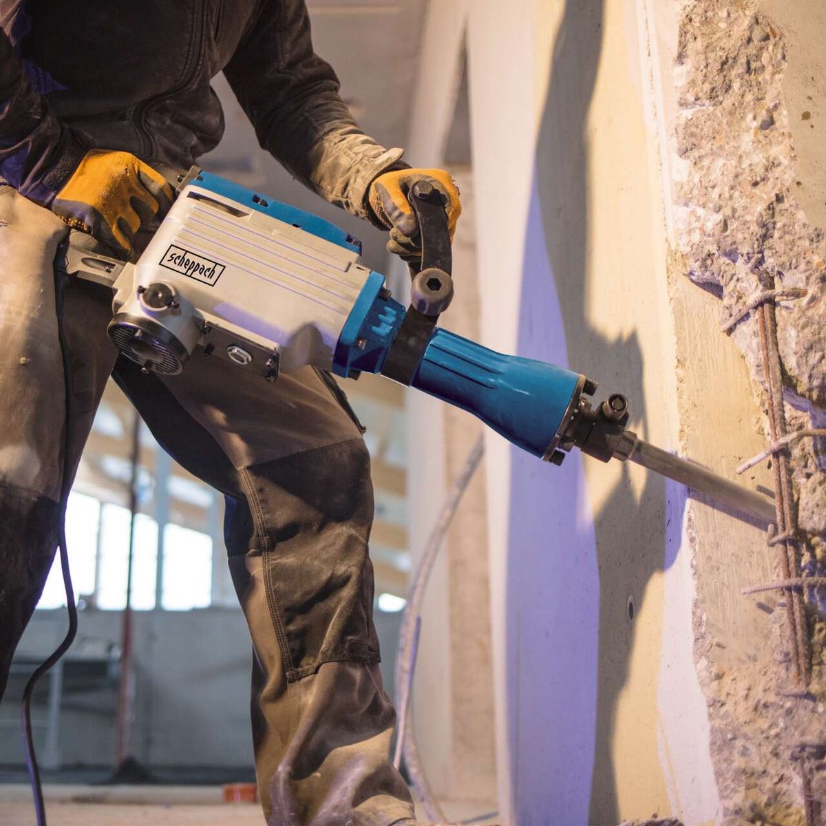 Abbruchhammer AB1700 Scheppach mit Soft-Grip und inkl. Spitz- und Flachmeißel. 50J Schlagenergie und 1700W Leistung für effizientes Arbeiten.