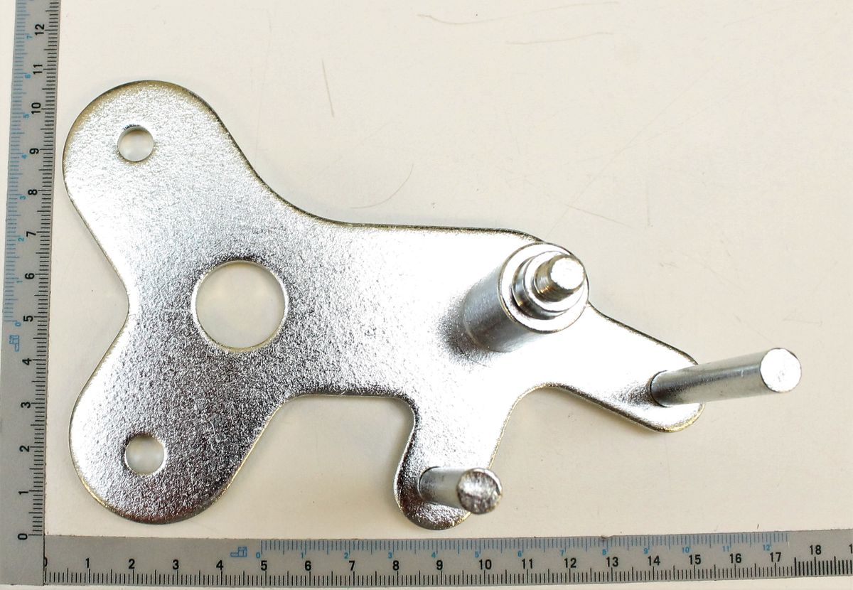 Spannplatte für Riemen, Ansicht von oben. Die Spannplatte hat drei Löcher und zwei Bolzen. Die Spannplatte ist 12 cm lang und 9 cm breit.