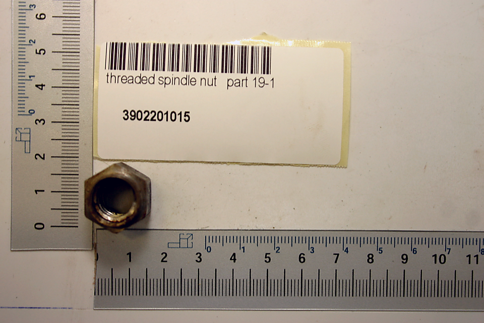 Scheppach-Sechskantmutter mit Beschriftung 'threaded spindle nut, part 19-1'