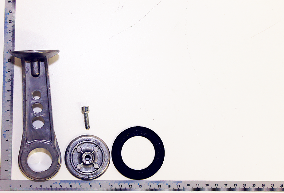 Ein Pleuel mit Schraube und Unterlegscheibe. Das Bauteil ist von der Seite zu sehen.