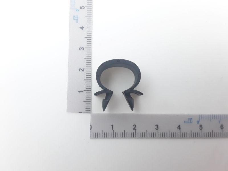 Schlauchhalter 53173 Motorkabel, Ansicht von vorne, auf weißem Hintergrund.