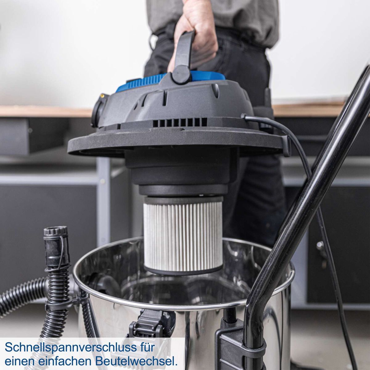 Der Elektro-Nass-/Trockensauger VC50 von Scheppach verfügt über einen Schnellspannverschluss für einen einfachen Beutelwechsel.