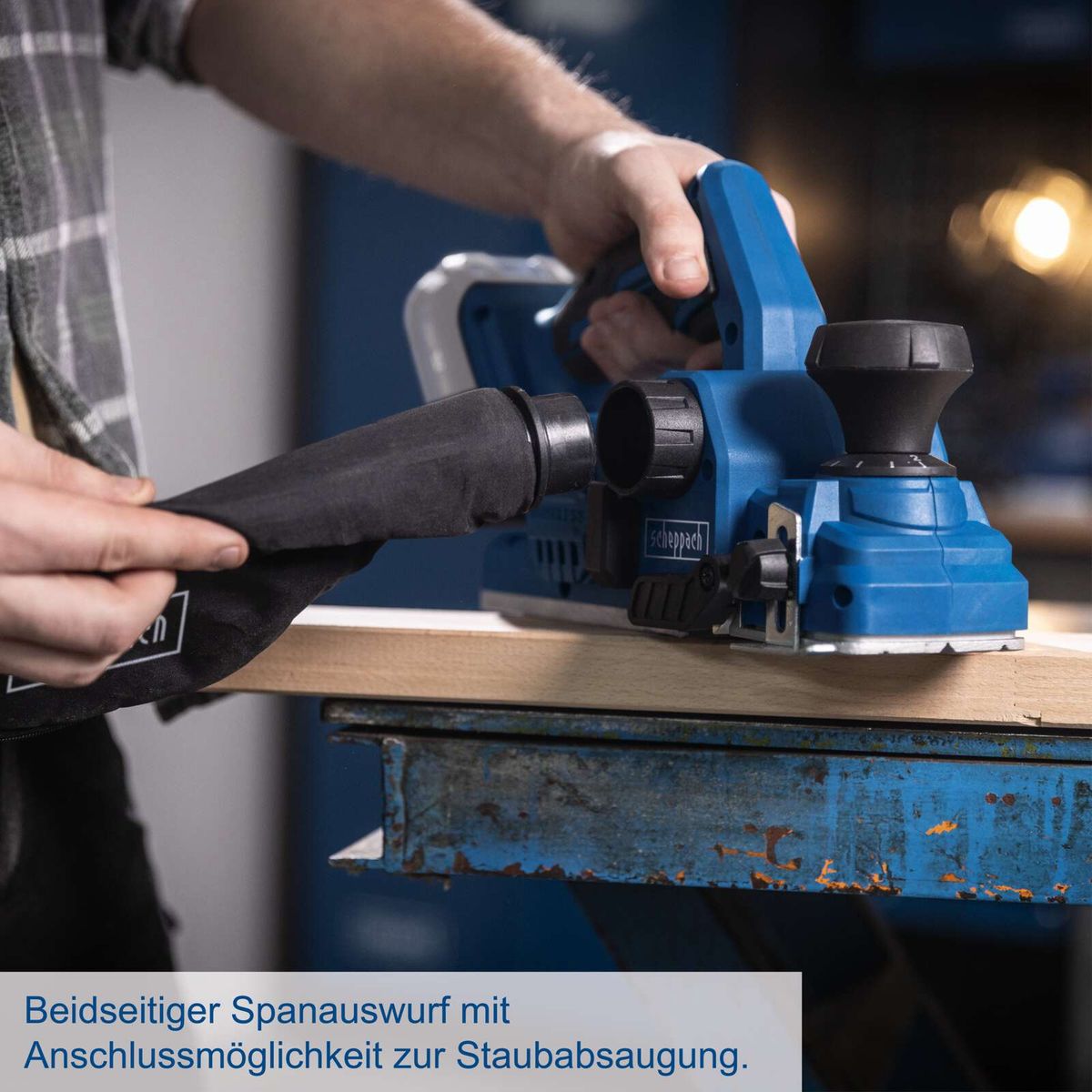 Bilateraler Spanauswurf mit Anschlussmöglichkeit für Staubsauger bei Akku-Hobel