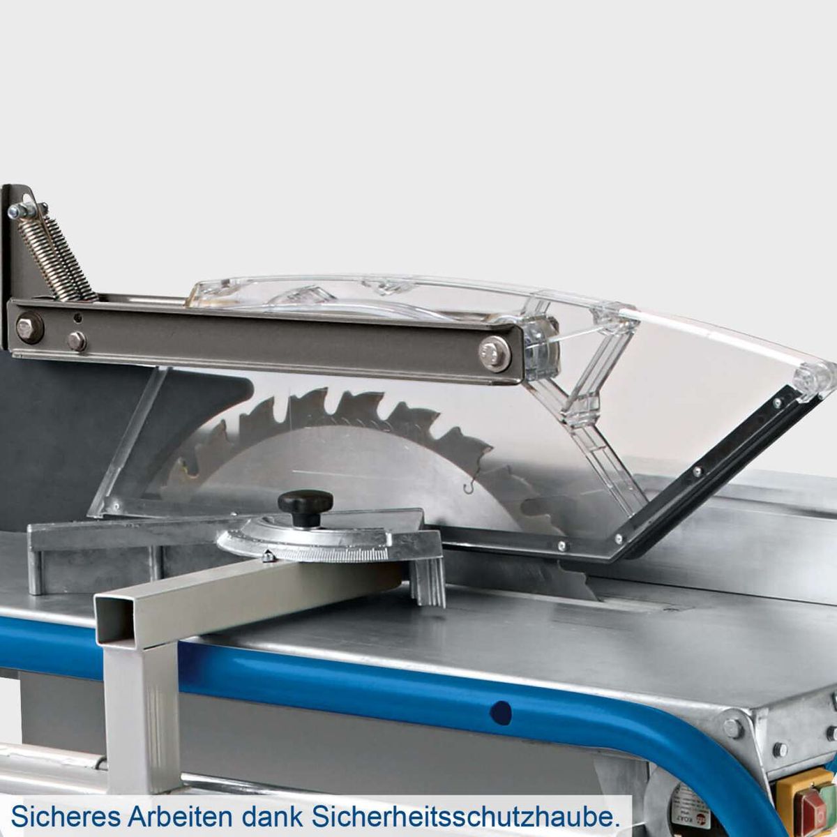 Sicheres Arbeiten dank Sicherheitsschutzhaube. Die Schutzhaube schützt vor Sägespänen und erhöht die Sicherheit beim Arbeiten mit der Baukreissäge Structo 5.0 von Scheppach.