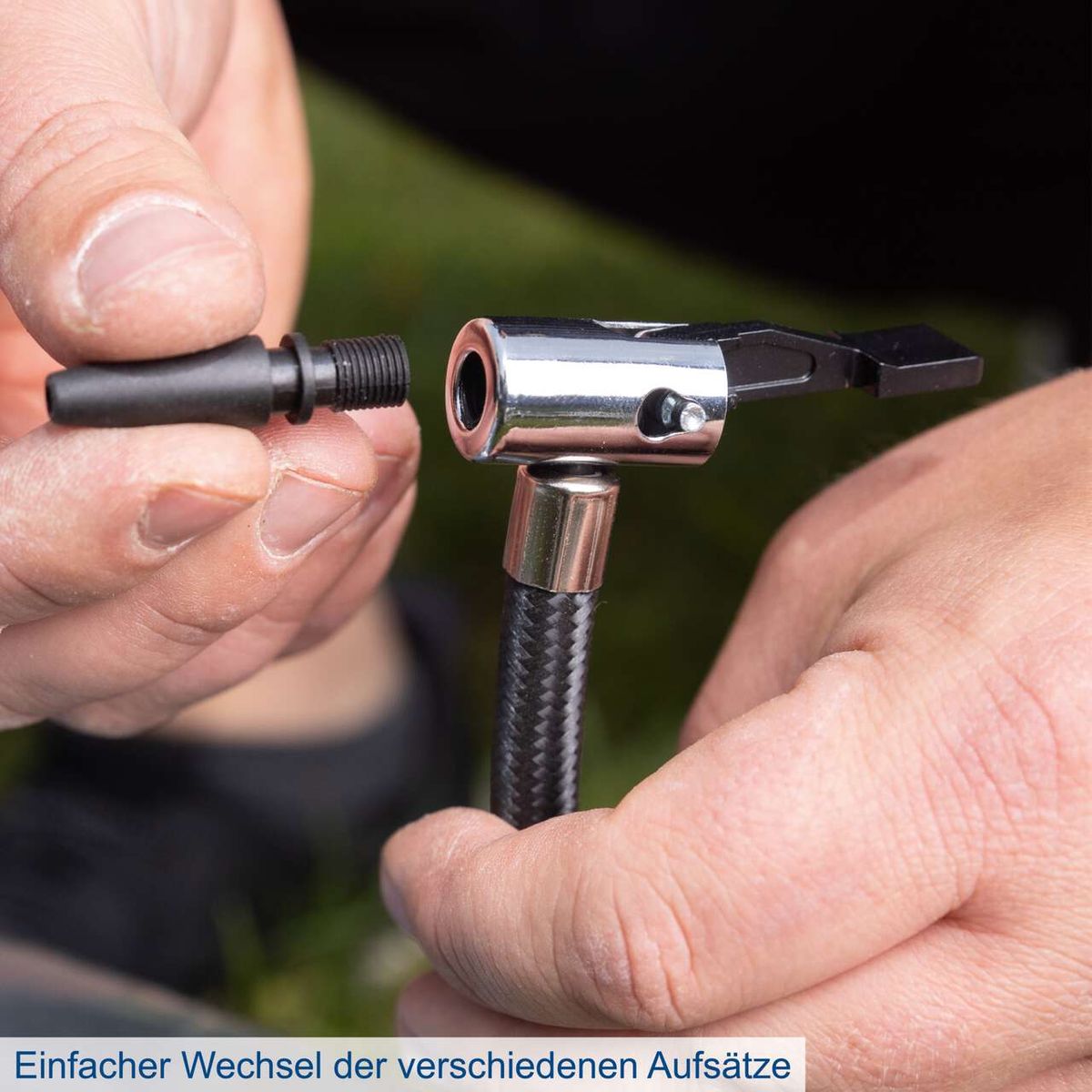 Einfacher Wechsel der verschiedenen Aufsätze am Akku-Handkompressor C-AC20-X-Set-L von Scheppach. Die Aufsätze lassen sich schnell und ohne Werkzeug wechseln.
