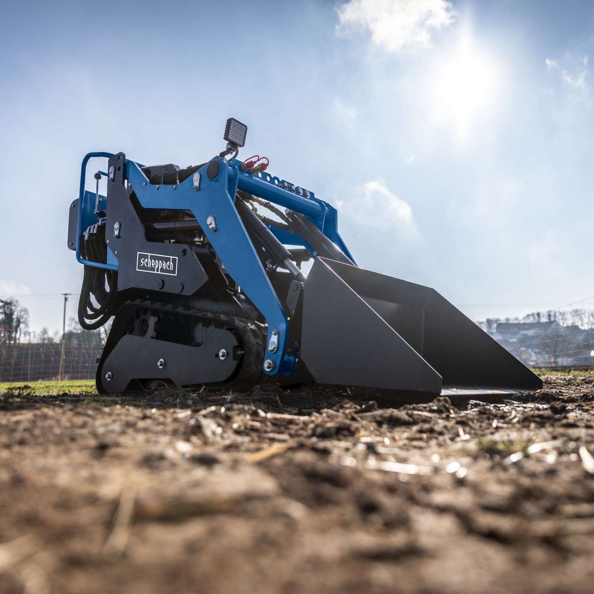 Scheppach Kompaktlader MKL730 mit 8,5 PS, 200 kg Ladekapazität, E-Start, 740 mm Spurbreite, inkl. 80 L Schaufel. Robuste Bauweise für effizientes Arbeiten.