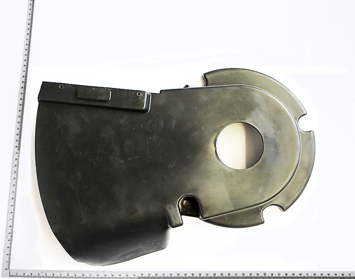 Riemenabdeckung von Scheppach, Ansicht von hinten, mit Befestigungselementen und zentraler Öffnung.