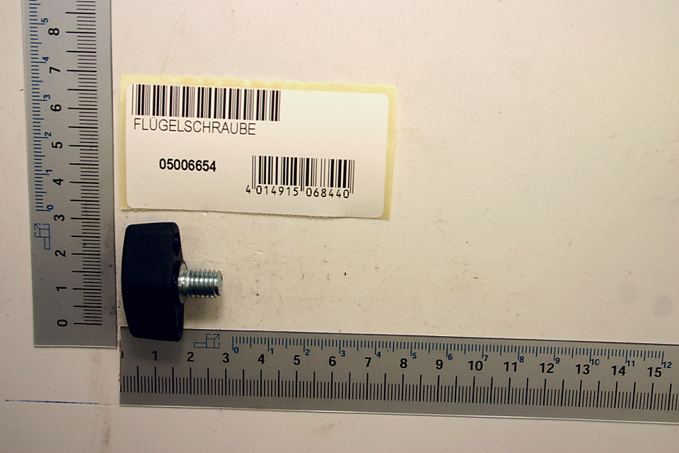 Flügelschraube M8x10 von Scheppach, Artikelnummer 05006654, gezeigt von der Seite mit einem Lineal zur Größenveranschaulichung.