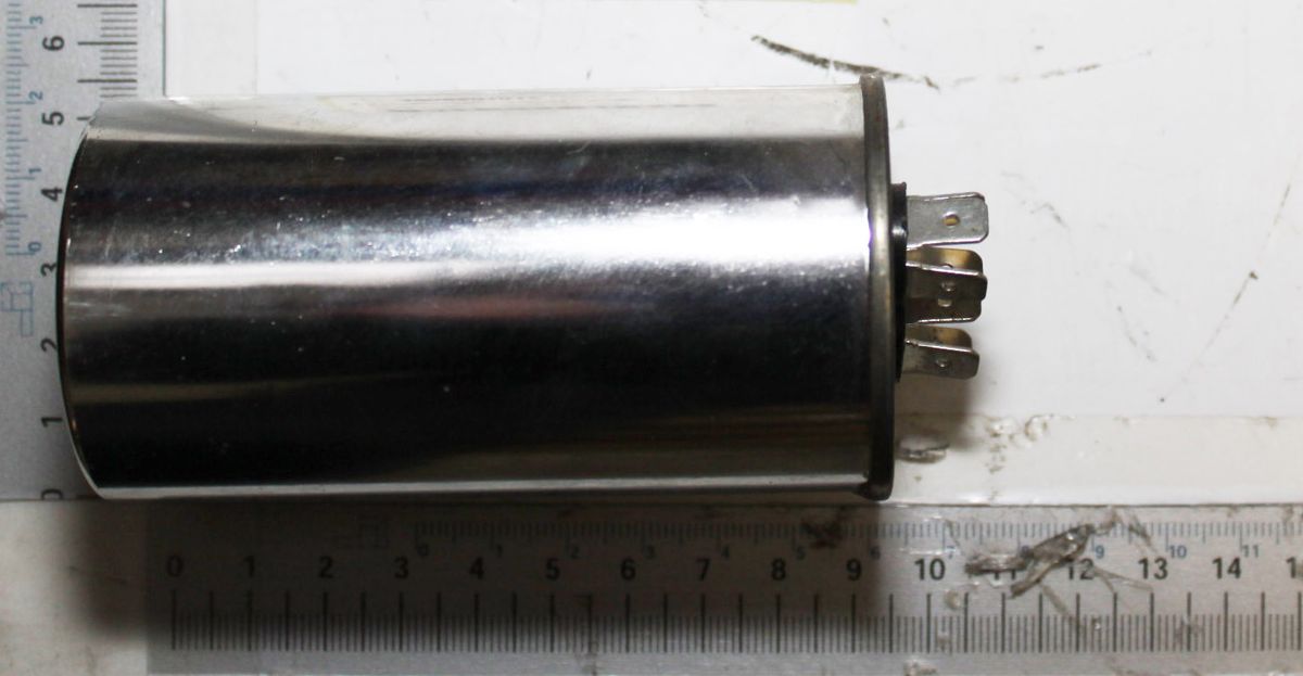 Elektrischer Kondensator (30 µF / 450V) mit Anschlussklemmen und Messskala zur Orientierung
