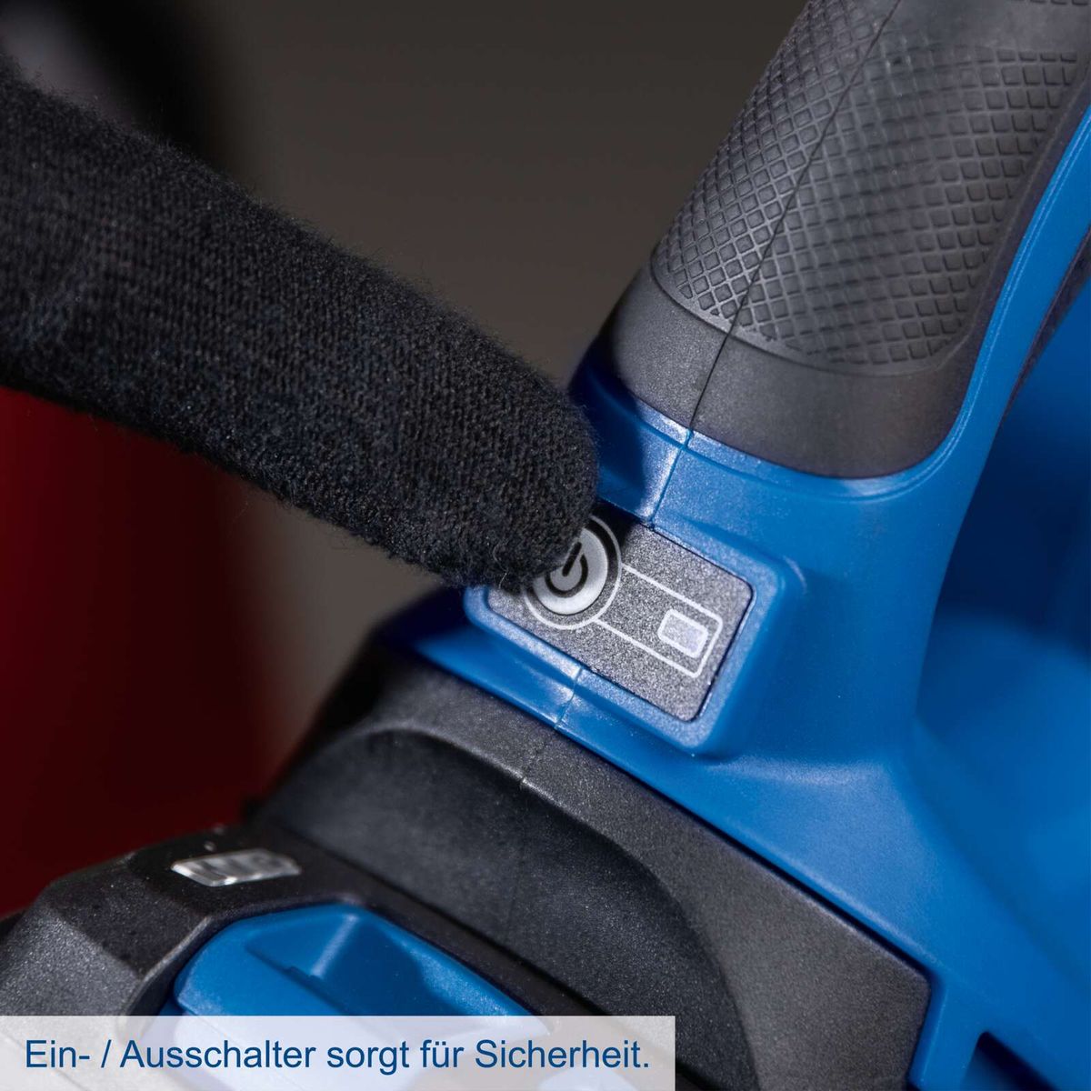 On-/Aus-Schalter für Sicherheit bei der Akku-Kettensäge