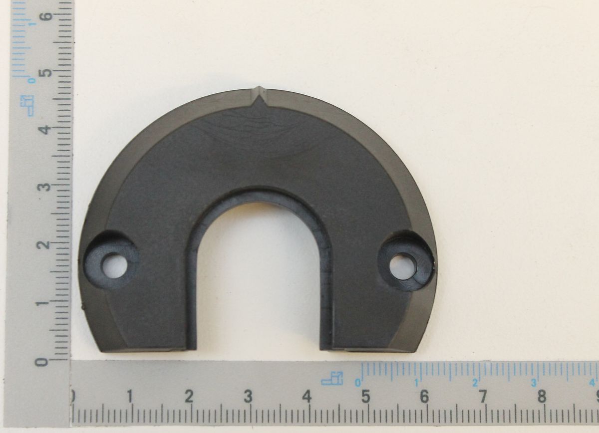 Führungsplatte von Scheppach, Ansicht von vorne, mit zwei Befestigungslöchern.