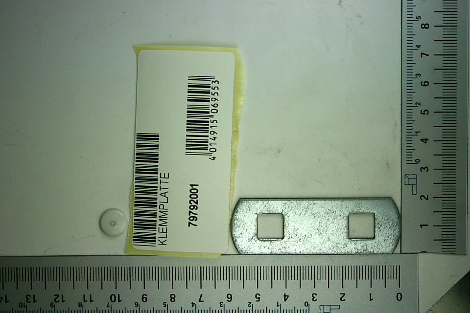 Klemmplatte von Scheppach, Artikelnummer 79792001, mit Befestigungslöchern und Barcode.
