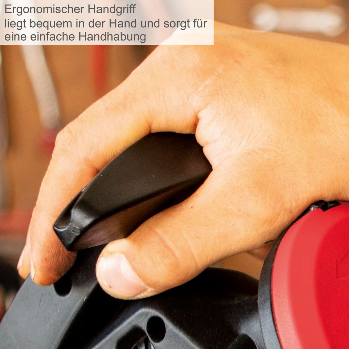 Der Scheppach Kettenschärfer KS1200 verfügt über einen ergonomischen Handgriff, der bequem in der Hand liegt und eine einfache Handhabung ermöglicht.