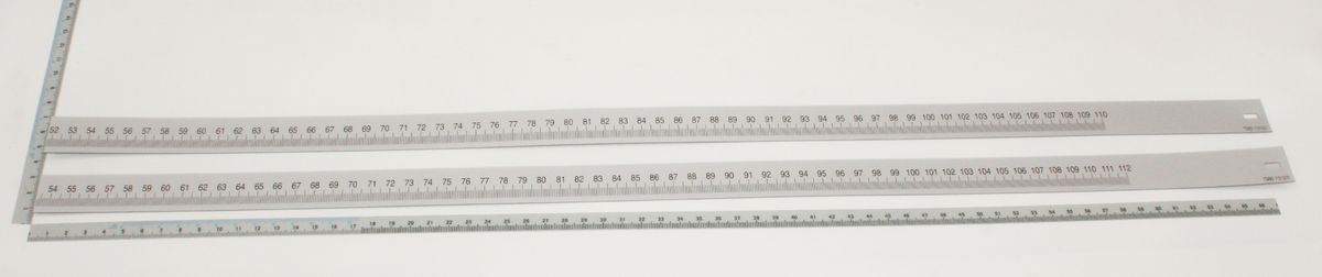 Skala-Verbreiterung (1 Satz = 2 Stück) 52 - 110cm / 54 - 112cm / Lexan 8B35-112. Die Skala ist auf weißem Hintergrund von links nach rechts gezeigt.
