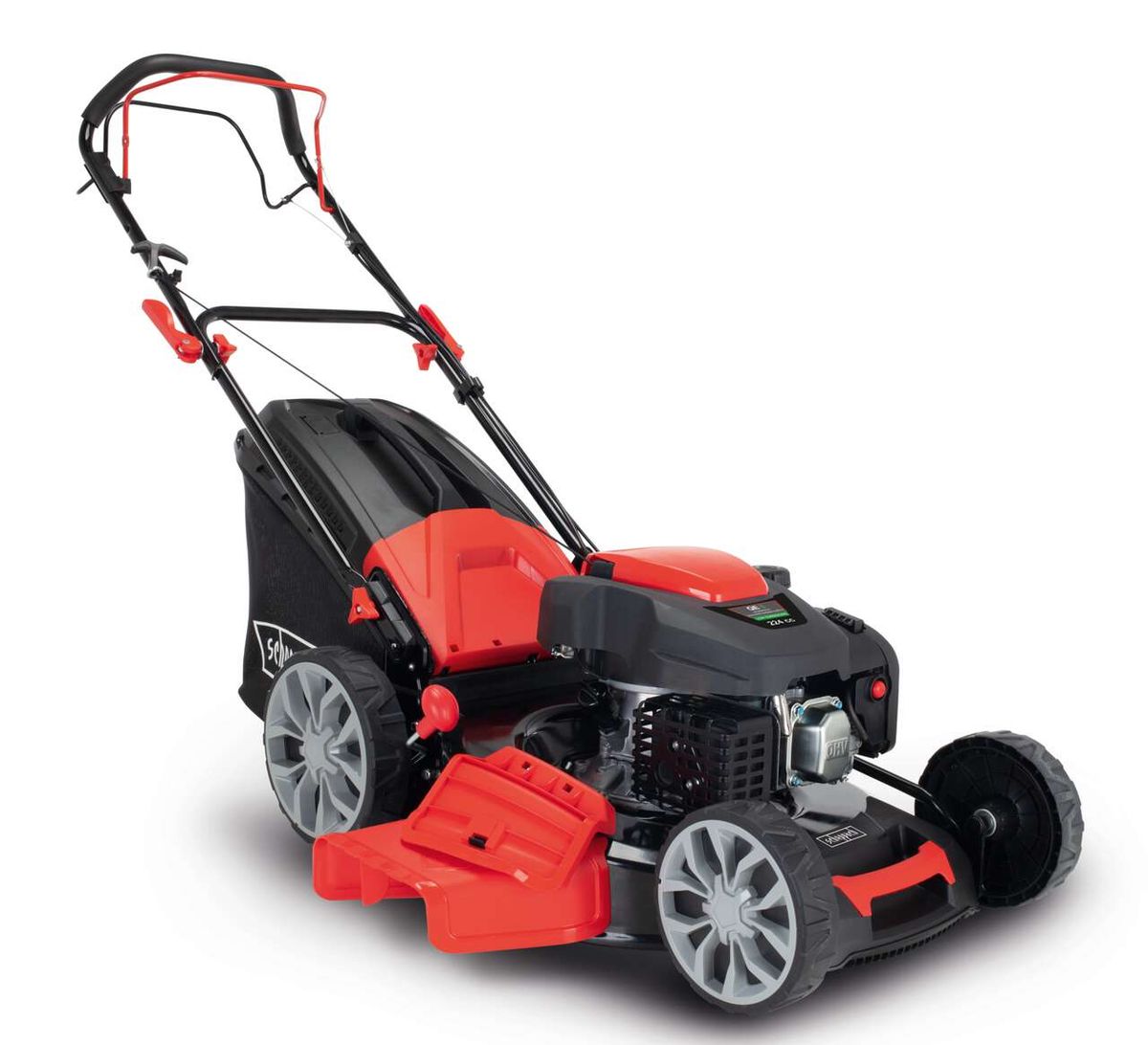 Benzin-Rasenmäher MS225-53 von Scheppach, seitliche Ansicht. Der Rasenmäher hat einen schwarzen Sitz und rote Akzente. Der Rasenmäher hat vier Räder und einen schwarzen Griff mit rotem Griffband.