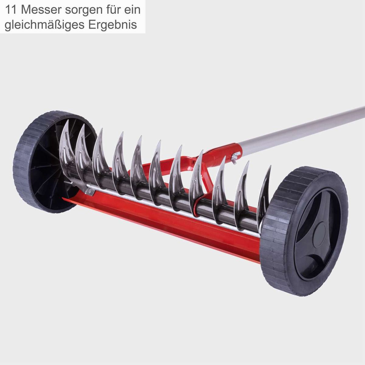 Der Handvertikutierer SCM340 von Scheppach verfügt über 11 Messer für ein gleichmäßiges Ergebnis.