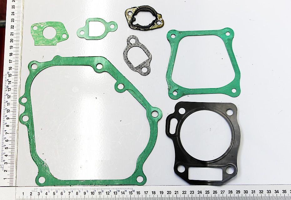 Dichtungssatz 1 Set = 7 Stück. Verschiedene Dichtungen in unterschiedlichen Größen und Formen. Messskala im Hintergrund zur Größenveranschaulichung.