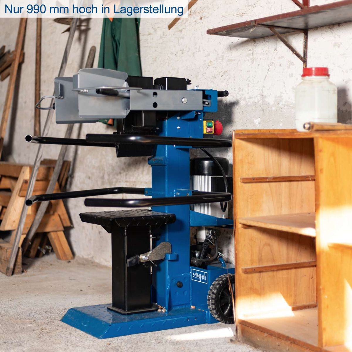 Der Holzspalter ist nur 990 mm hoch in Lagerstellung. Ideal für platzsparende Aufbewahrung.