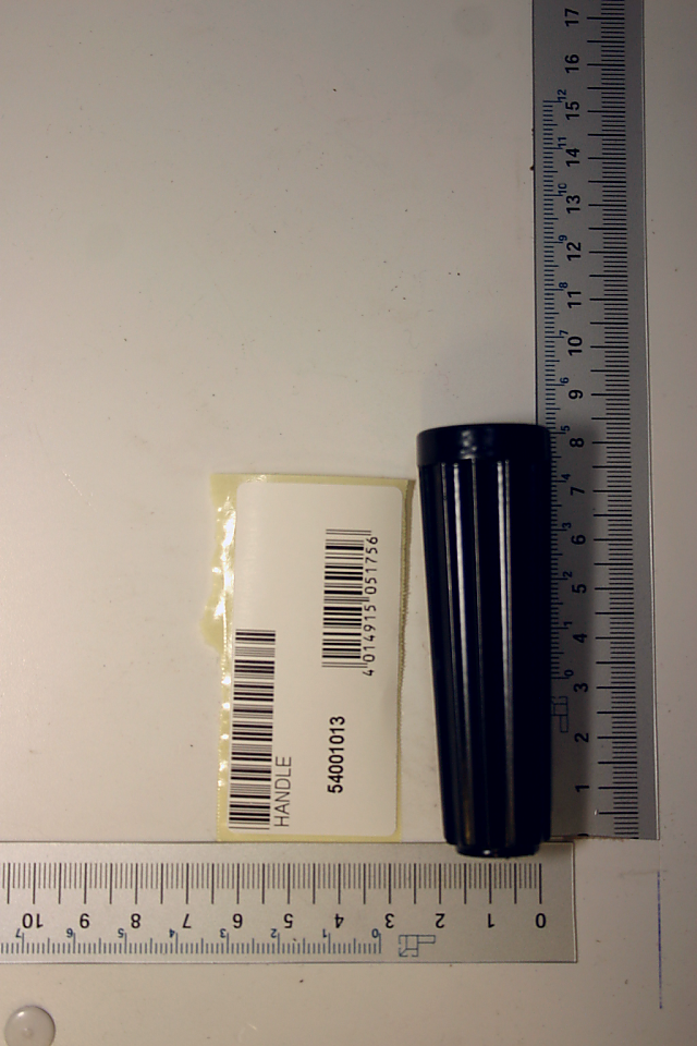Scheppach-Handradgriff mit Beschriftung und Barcode, gemessen auf Maßband