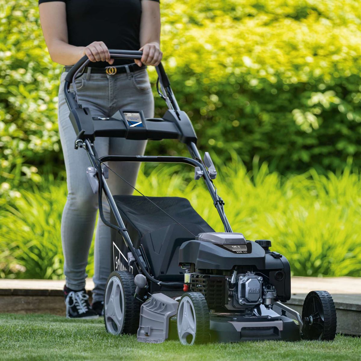 Der Scheppach Rasenmäher mit 210 cm² Motor und 51 cm Schnittbreite. Ausgestattet mit 6-stufiger Schnitthöhenverstellung und 50-Liter-Grassammelbehälter. Ideal für effizientes Mähen und einfache Handhabung.