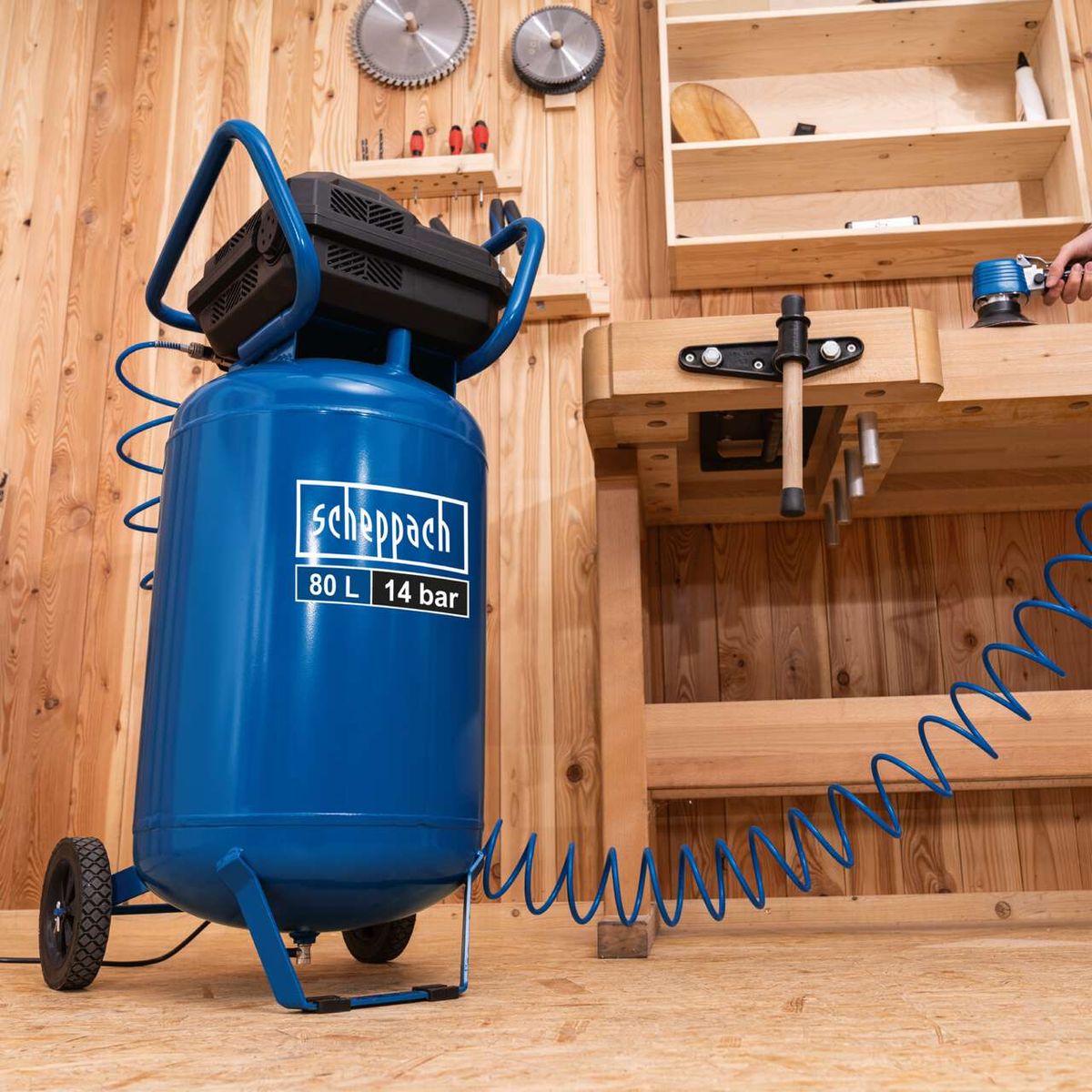 Der Scheppach Kompressor HC85V mit 80 Liter Tank und 14 bar Druck. Ausgestattet mit zwei Manometern und zwei Kupplungen für flexible Nutzung. Ölfrei und leistungsstark mit 330 Litern pro Minute.