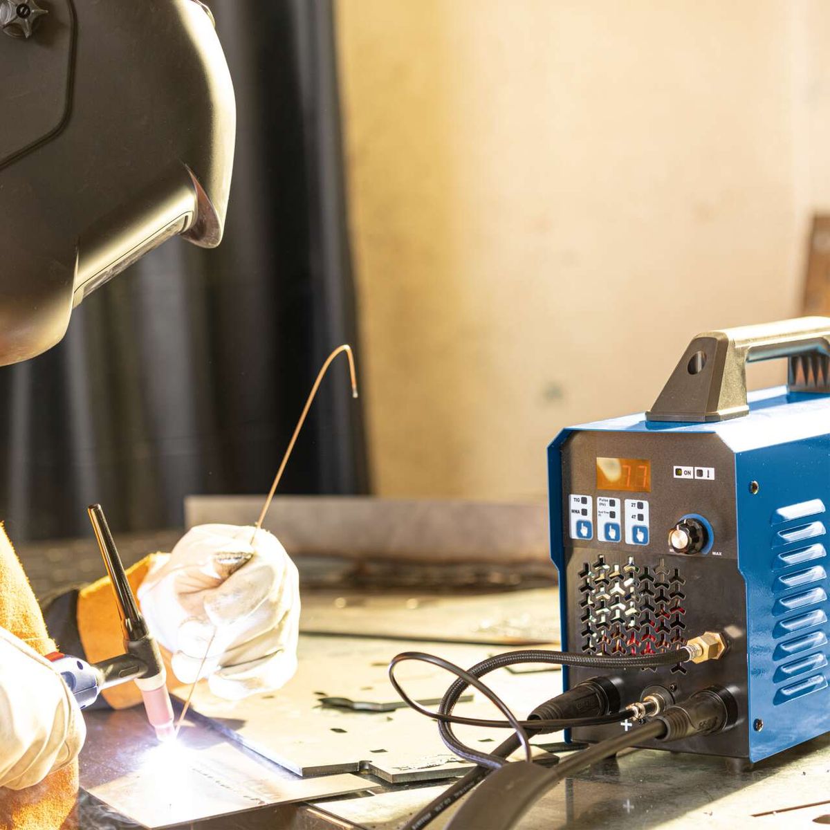 Das Schweißgerät WIG1000-Multi von Scheppach bietet eine Pulsfunktion und unterstützt 2- und 4-Takt Schweißen mit bis zu 160A. Es ist vielseitig für verschiedene Schweißmethoden geeignet.