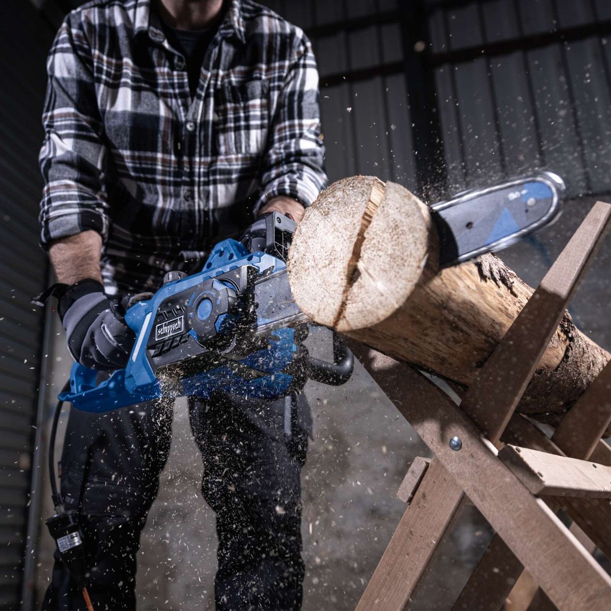 Elektro-Kettensäge mit Arbeitsablauf, die Holzscheiben schneidet, inkl. Sicherheitsausrüstung und Arbeitsumgebung