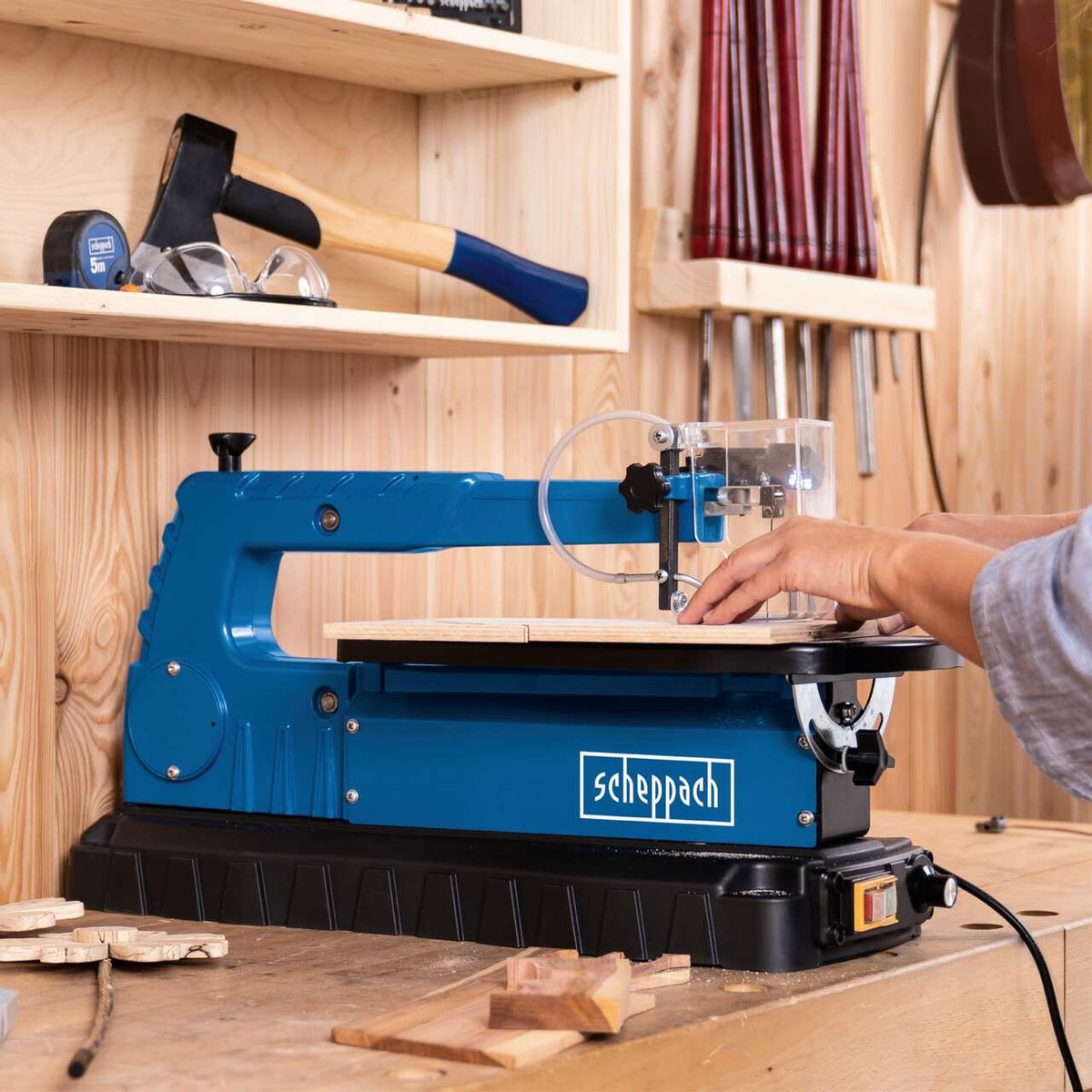 Die Scheppach Dekupiersäge DECO FLEX SL bietet eine variable Drehzahl und ein LED-Licht für präzises Arbeiten. Ideal für Heimwerker.