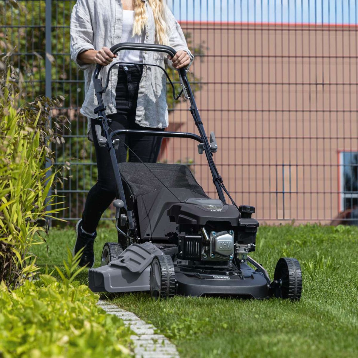 Der Scheppach Benzin-Rasenmäher LMT 161-46 hat einen 4-Takt-Motor mit 161 cm³ Hubraum und 46 cm Schnitthöhe. Er verfügt über einen zentralen Schnitthöhenverstellmechanismus und einen Fangkorb für das Schnittgut.