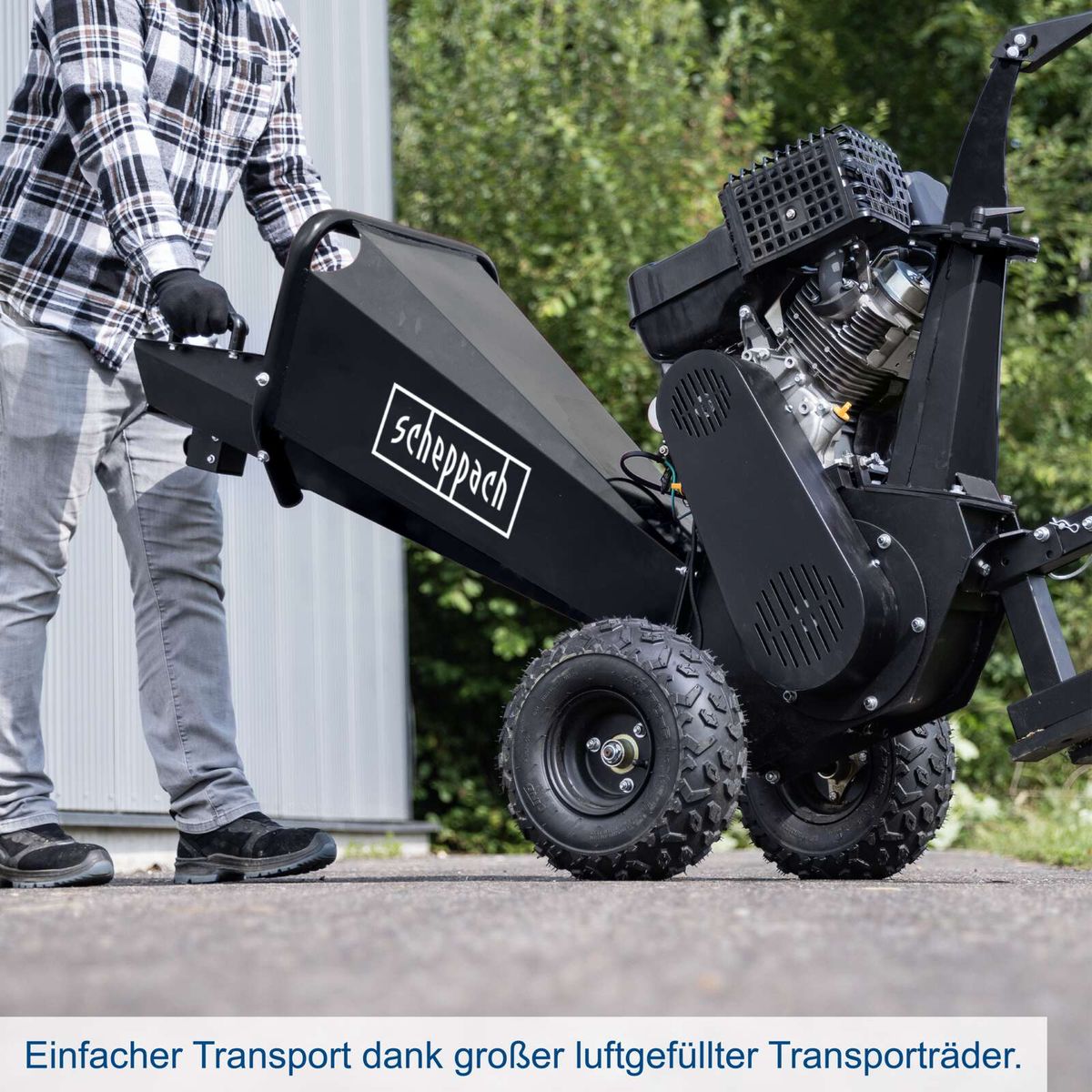 Transportierbare Scheppach-Gartenmaschine mit großen, luftgefüllten Rädern für einfachen Transport
