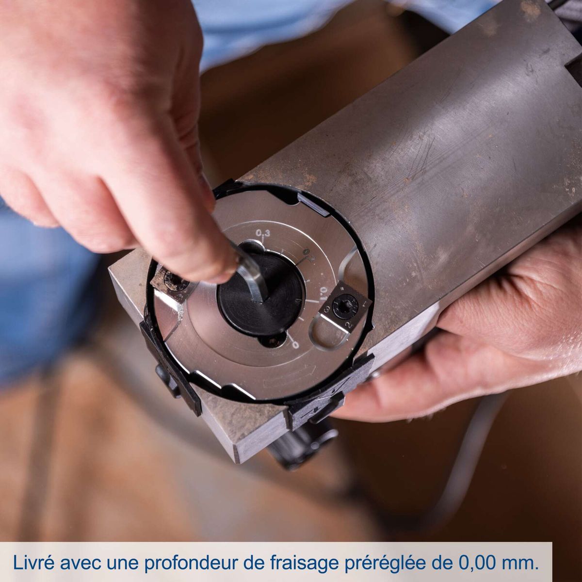 The paint remover LFR720 Scheppach features a continuous adjustment of the milling depth from 0 to 0.3 mm. It has a soft grip surface and includes 4 reversible blades.