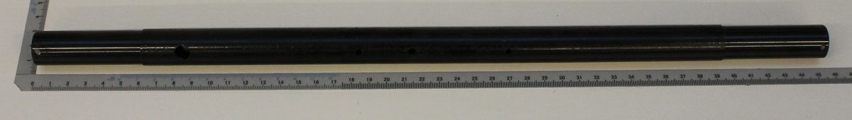 Eine 45 cm lange Metallstange mit einem Messschieber daneben zur Größenveranschaulichung. Das Produkt ist die Radachse von Scheppach.