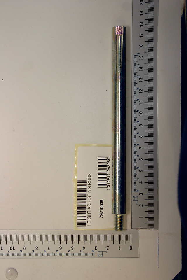 Höhenverstellstange von Scheppach, intern_79210009, gezeigt von der Seite neben einem Lineal zur Größenveranschaulichung.