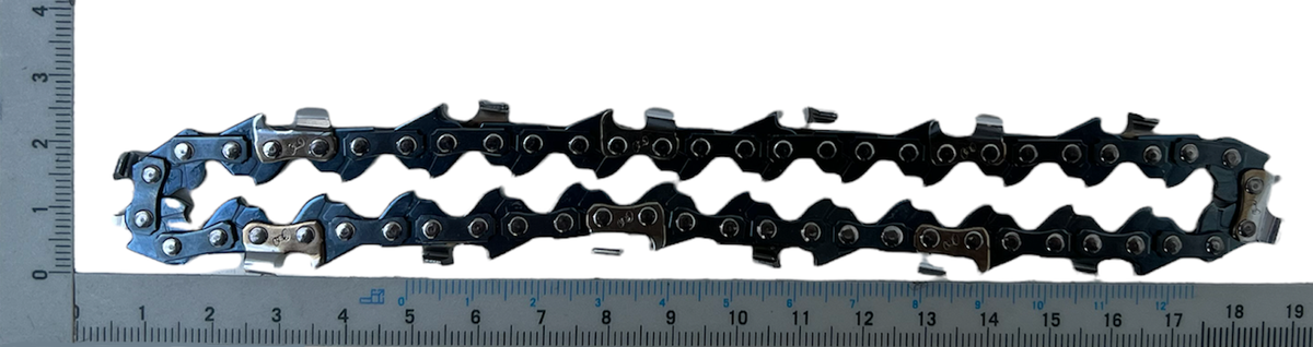 Sägekette mit 14 Schneidgliedern und 28 Treibgliedern, Gesamtlänge 355 mm, von oben fotografiert.