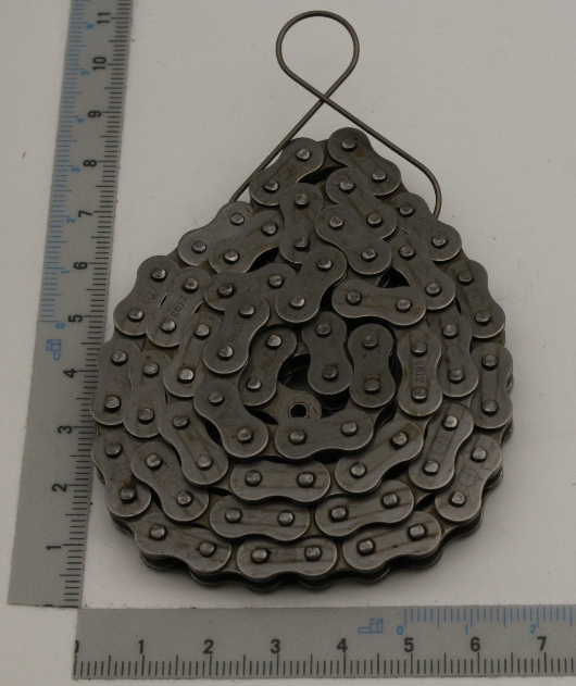 Rollenkette mit Verschlussglied 05B-1 mit 78 Gliedern und 1 Verschlussglied. Die Kette ist von der Seite zu sehen.