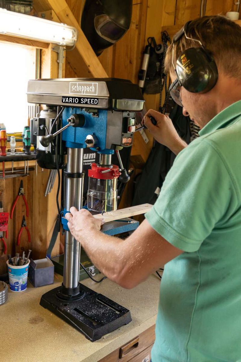 Scheppach Tischbohrmaschine mit variabler Geschwindigkeit im Arbeitsumfeld