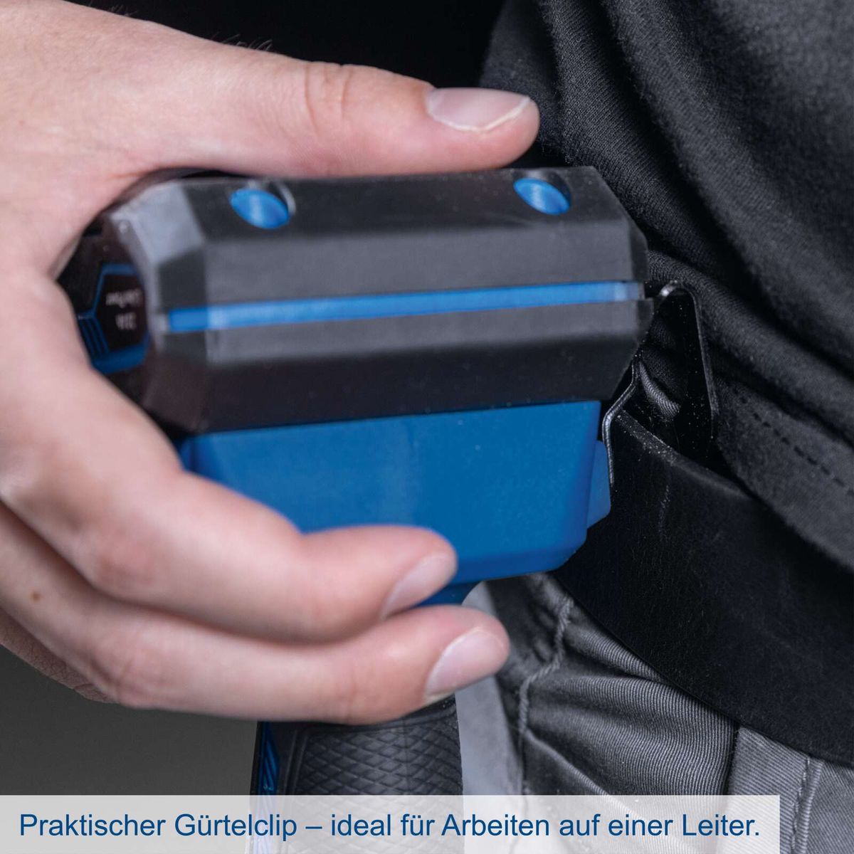 Praktischer Gürtelclip für Arbeitsgeräte, ideal für den Einsatz beim Arbeiten auf Leiter.
