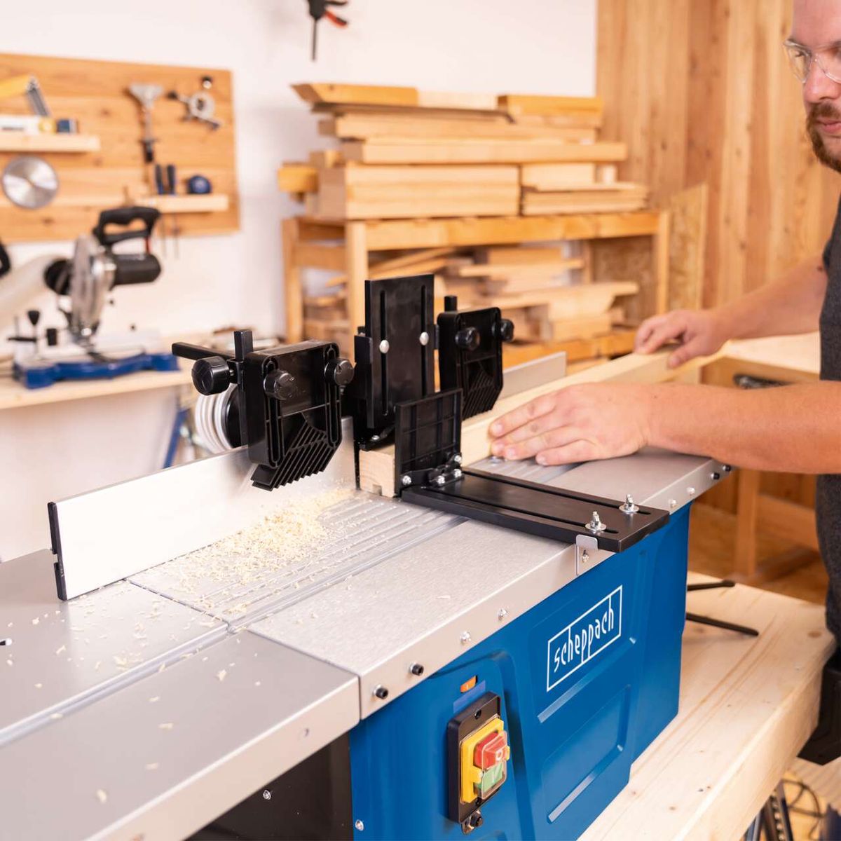 Die Scheppach Fräsmaschine HF50 bietet eine Spindelhöhe von 40 mm und ist mit Spannzangen in den Größen 6, 8 und 12 mm ausgestattet. Sie verfügt über eine Tischverbreiterung für mehr Arbeitsfläche.