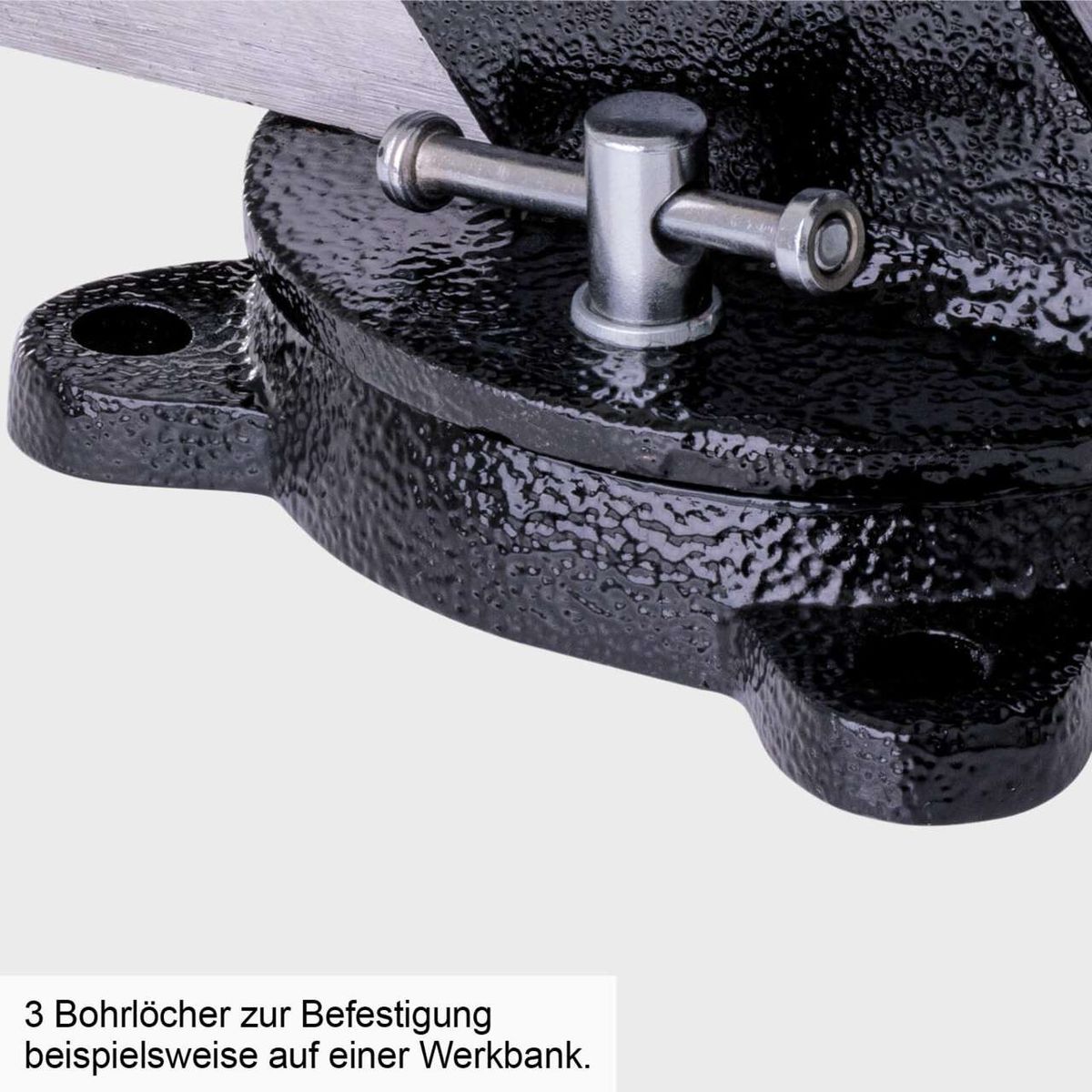 Der Schraubstock ASV360-100 von Scheppach verfügt über drei Bohrlöcher zur Befestigung, beispielsweise auf einer Werkbank.