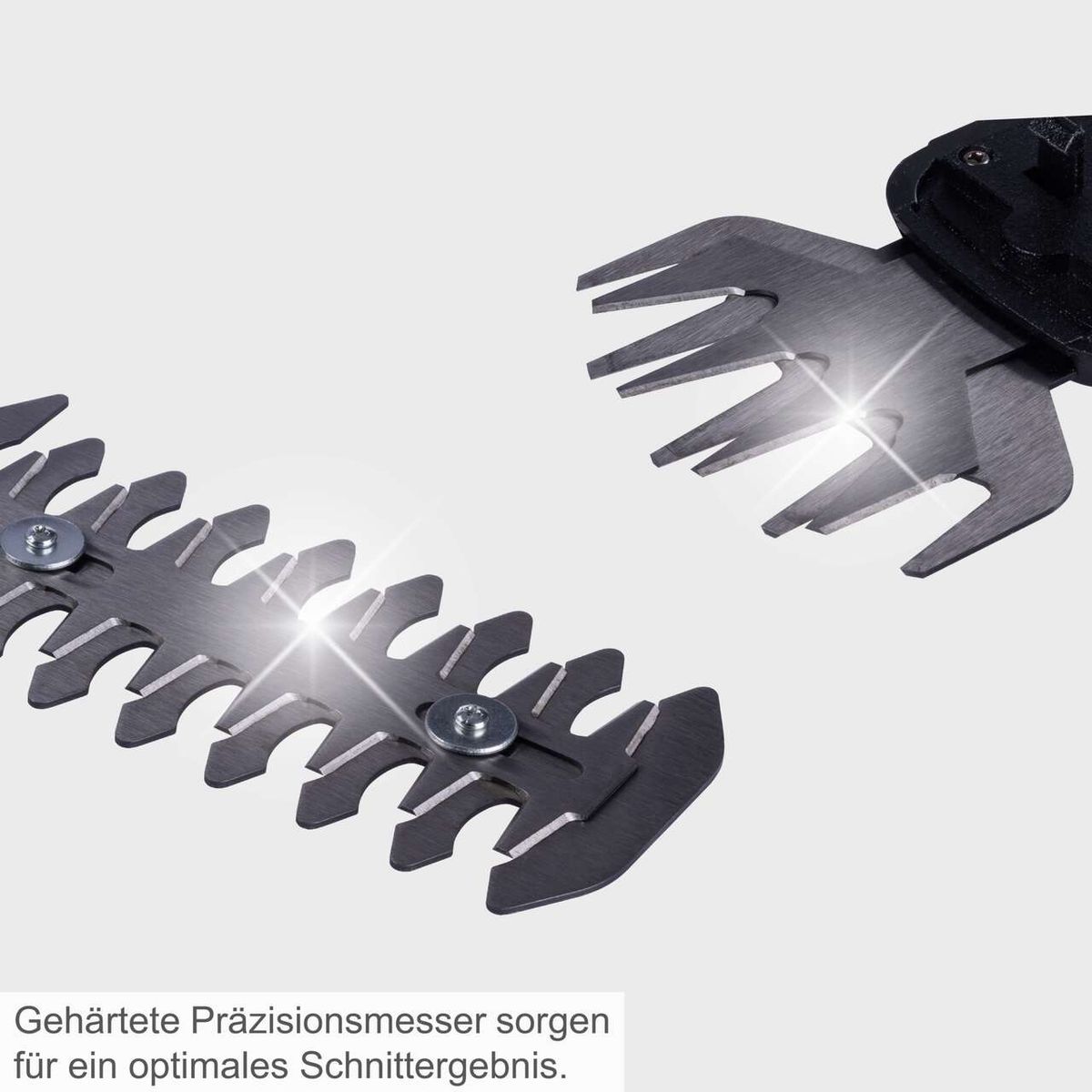 Gehärtete Präzisionsmesser sorgen für ein optimales Schnittgebnis. Die Scheppach Akku-Gras- und Strauchschere GHS7.2 bietet präzise und langlebige Messer für saubere Schnitte.