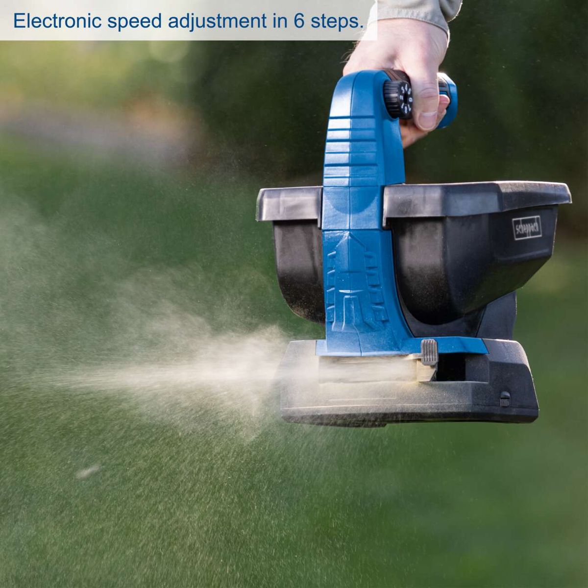 The cordless hand-held spreader C-GSP800-X features electronic speed adjustment in 6 steps.