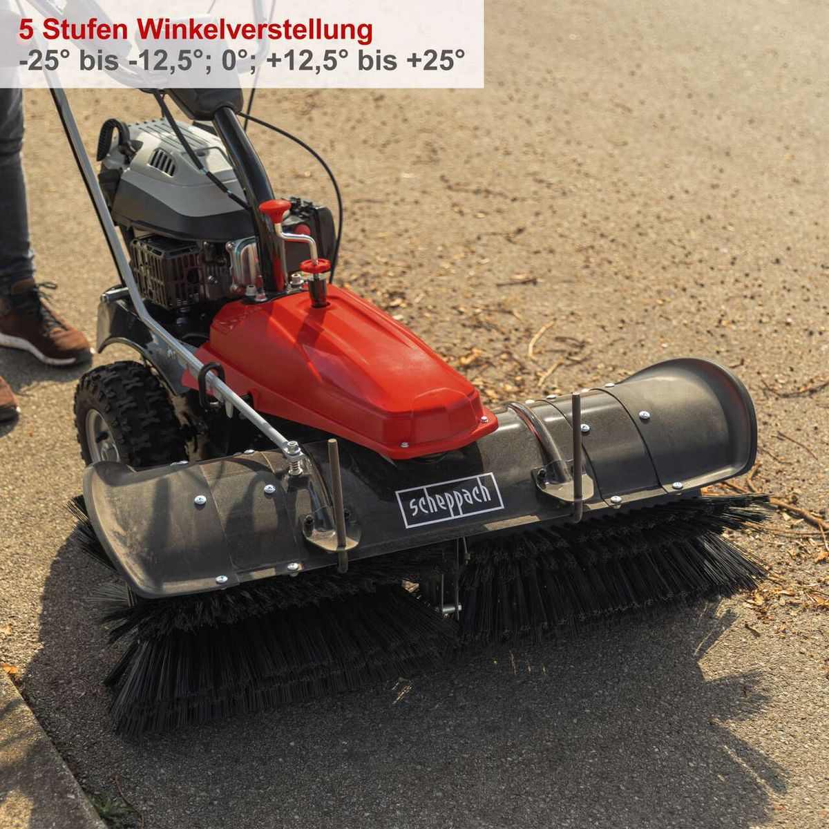 Die Scheppach Benzin Kehrmaschine SC2200PE bietet eine 5-stufige Winkelverstellung des Kehrarms von -25° bis -12,5°, 0°, +12,5° bis +25°.