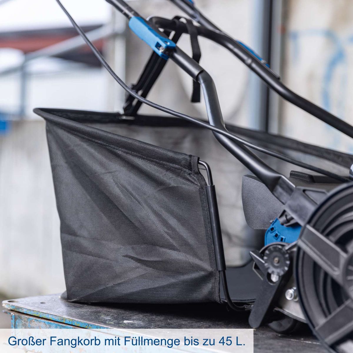 Großer Fangkorb mit Füllmenge bis zu 45 Liter für Scheppach-Akku-Spindelmäher C-SPM380-X