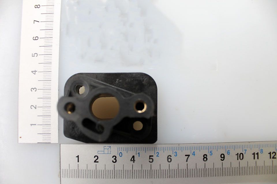 Ein schwarzer Ansaugstutzen mit drei Löchern, von oben fotografiert. Maße: ca. 5 cm breit und 3 cm hoch.