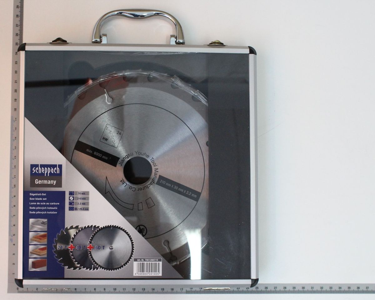 Ein Kreissägeblatt-Set von Scheppach mit drei verschiedenen Zähnezahlen: 24, 43 und 60. Das Set enthält Sägeblätter mit einem Durchmesser von 210 mm und einer Stärke von 2,2 mm. Die Sägeblätter sind in einem grauen Koffer verpackt.